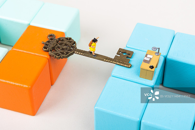 微缩景观创意学生站在钥匙上通往办公桌图片素材