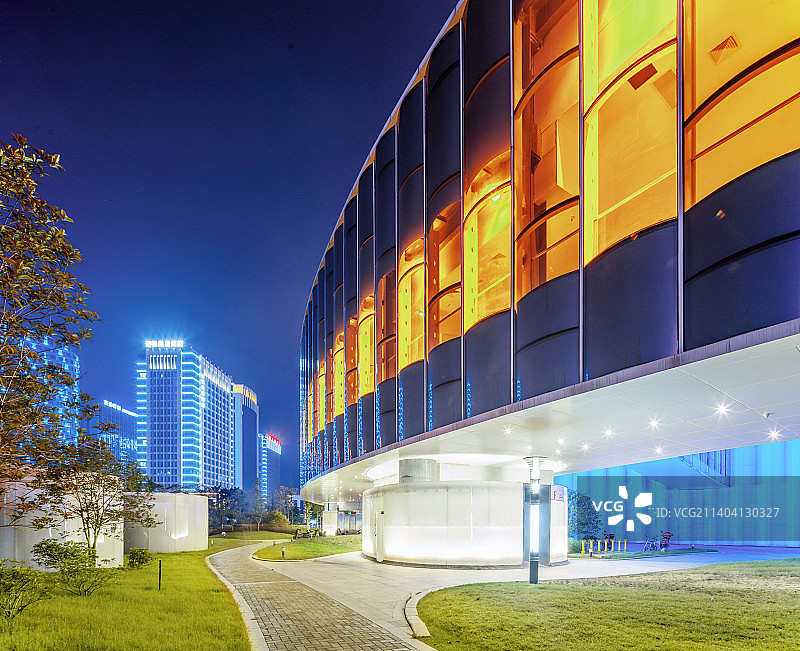 空旷地面和现代圆形建筑夜景图片素材