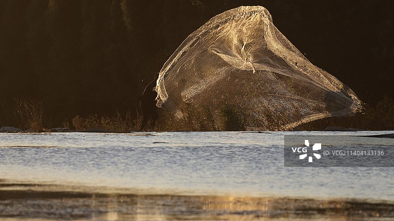 潮白河上撒网捕鱼图片素材