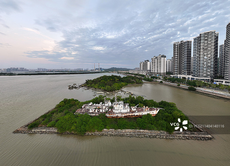 广东省汕头市濠江区蛤屿废弃护卫炮艇航拍图片素材