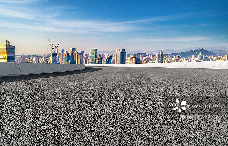 前进的道路和金融区建筑景观图片素材