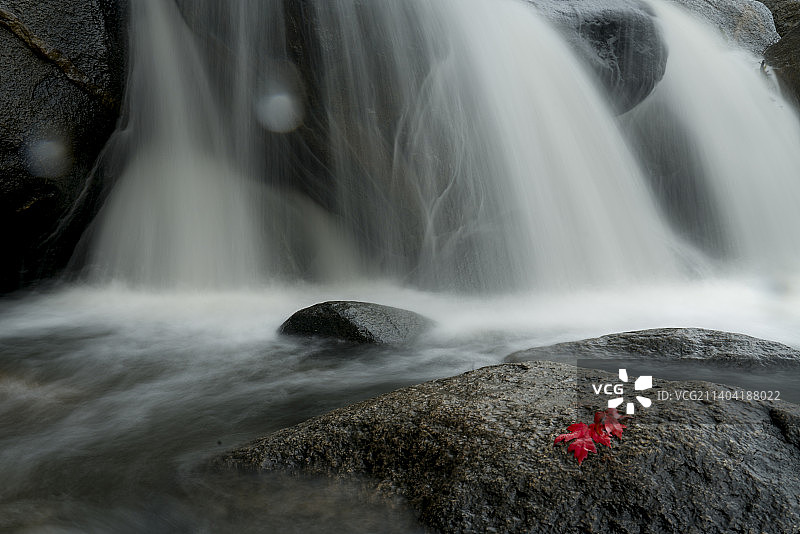 秋日溪水落叶红，瀑布红叶图片素材