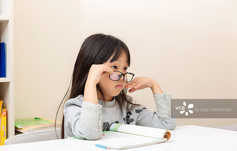 戴眼镜上网课的小女孩图片素材