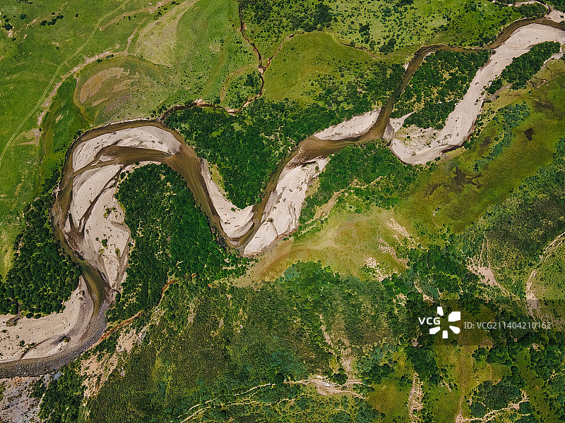 草原上河流的高角度视图图片素材