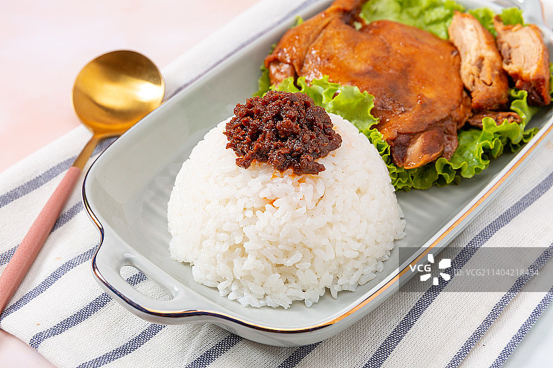 鸭腿饭上的沙茶酱图片素材
