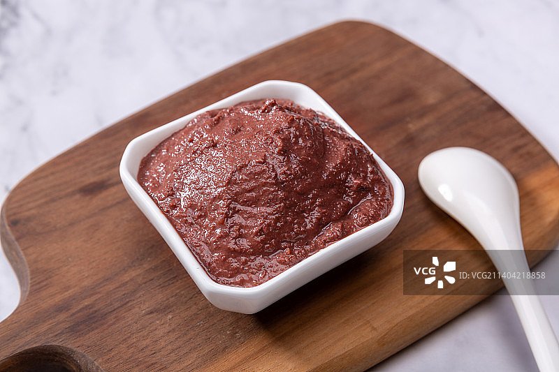 装在小碗里的虾酱调味料图片素材