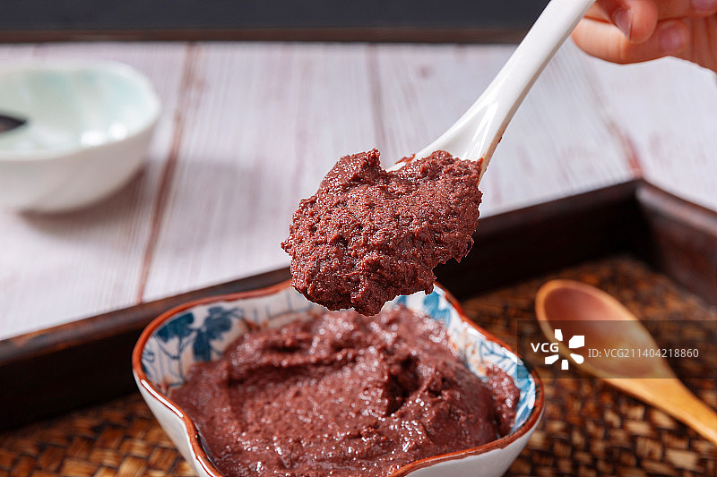 白色小勺子里的虾酱调味料特写图片素材