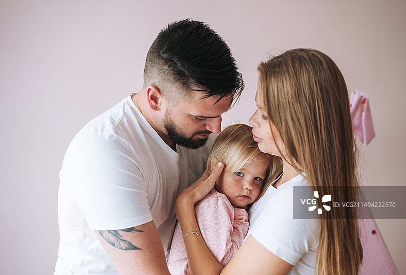 在俄罗斯斯维尔德洛夫斯克州叶卡捷琳堡的儿童房里，快乐的跨国家庭和女婴玩耍图片素材