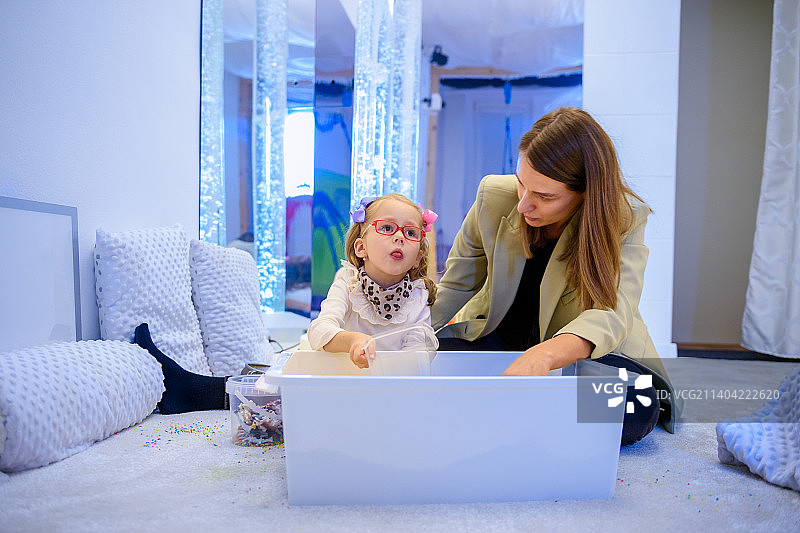 在斯洛伐克 Snoezelen 感官刺激室内的肢体残疾儿童图片素材