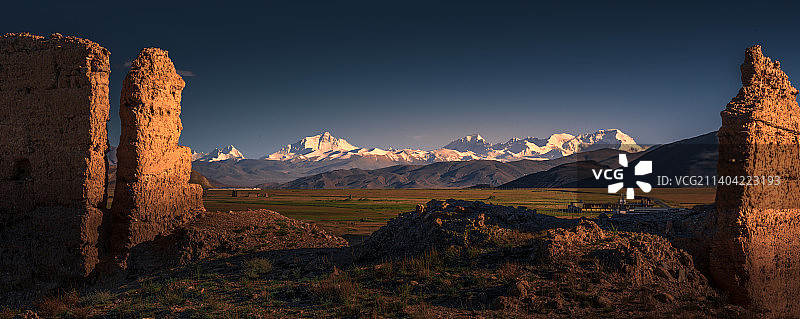 古堡与喜马拉雅群山图片素材
