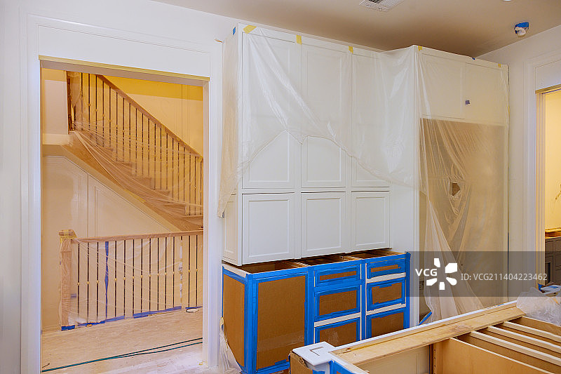 组装白色厨房橱柜家具图片素材