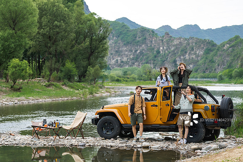 快乐的年轻朋友户外自驾游图片素材