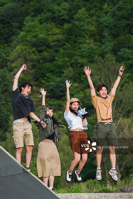 快乐的年轻男女在户外郊游图片素材