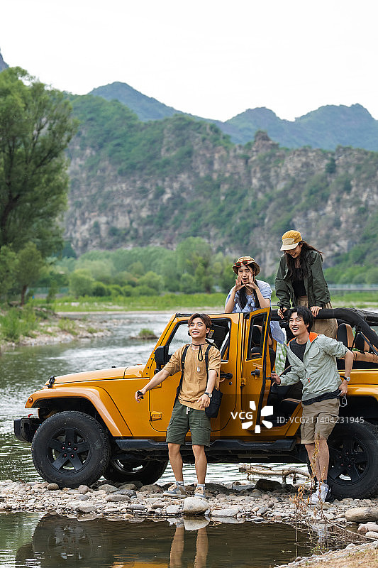 快乐的年轻朋友户外自驾游图片素材