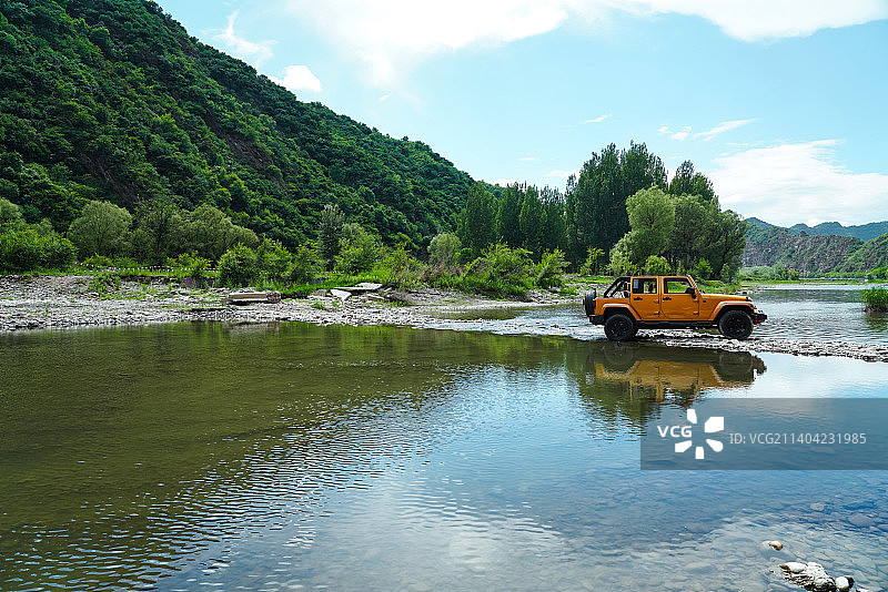 停在河滩上的吉普车图片素材