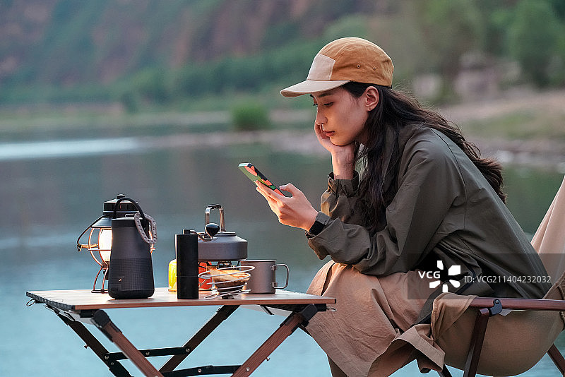 年轻女孩傍晚在野外露营图片素材