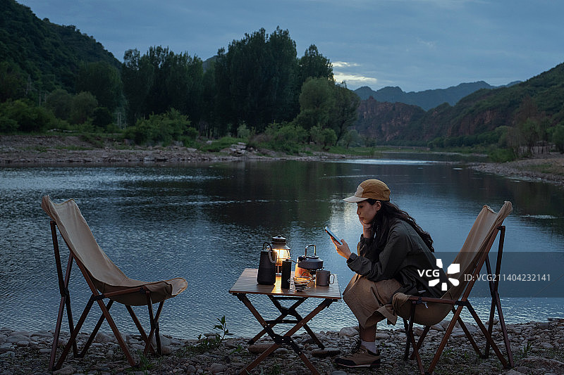 年轻女孩傍晚在野外露营图片素材