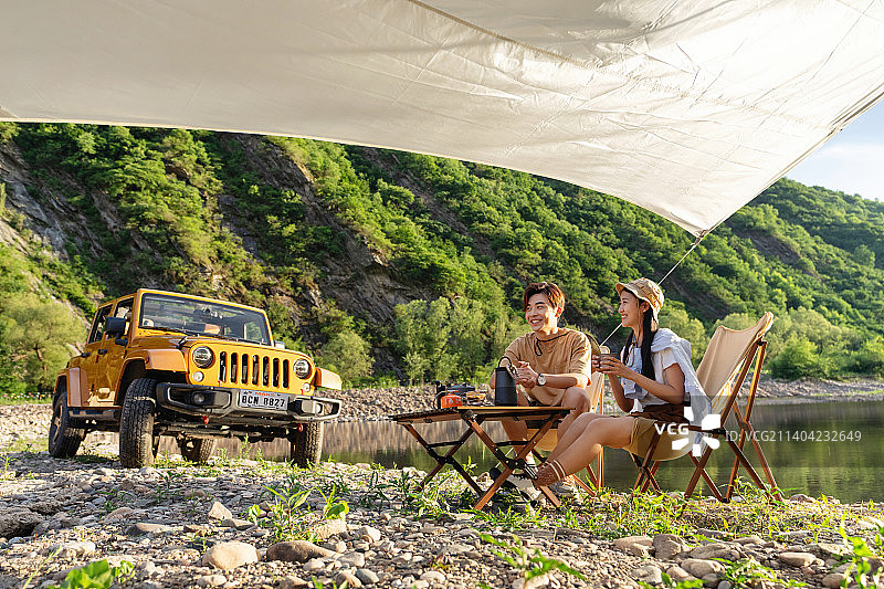 户外露营的年轻伴侣图片素材