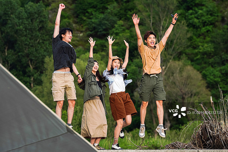 快乐的年轻男女在户外郊游图片素材