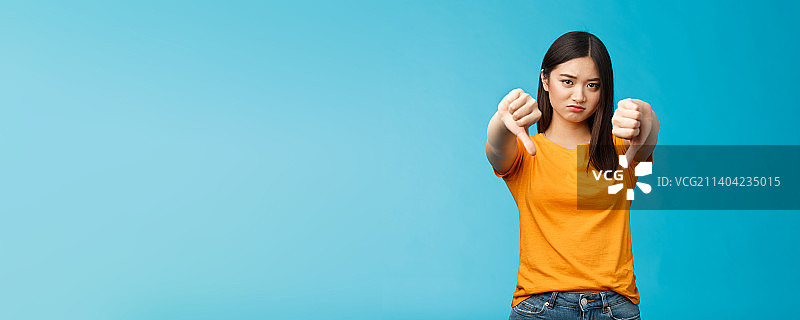 不开心的亚洲女孩，深色发型，皱眉悲伤图片素材