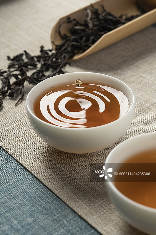 白色茶杯中的大红袍茶汤图片素材