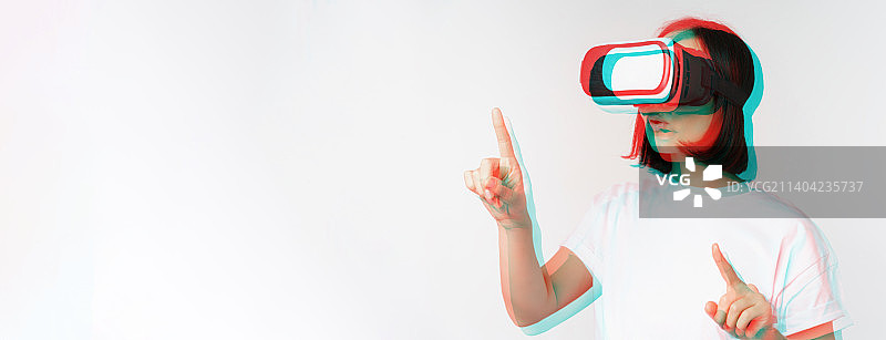 戴VR眼镜的亚洲女性画像，指向选择图片素材