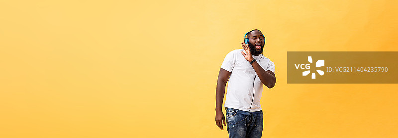 愉快的年轻非洲裔男人倾听全身照图片素材