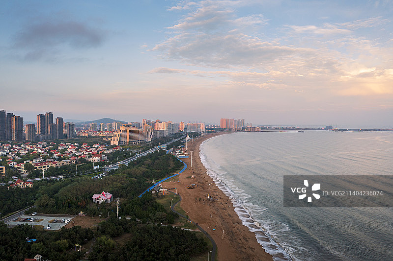 航拍傍晚时分的山东海阳旅游度假区图片素材