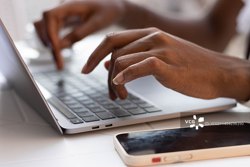 在意大利费拉拉用笔记本电脑打字的女人图片素材