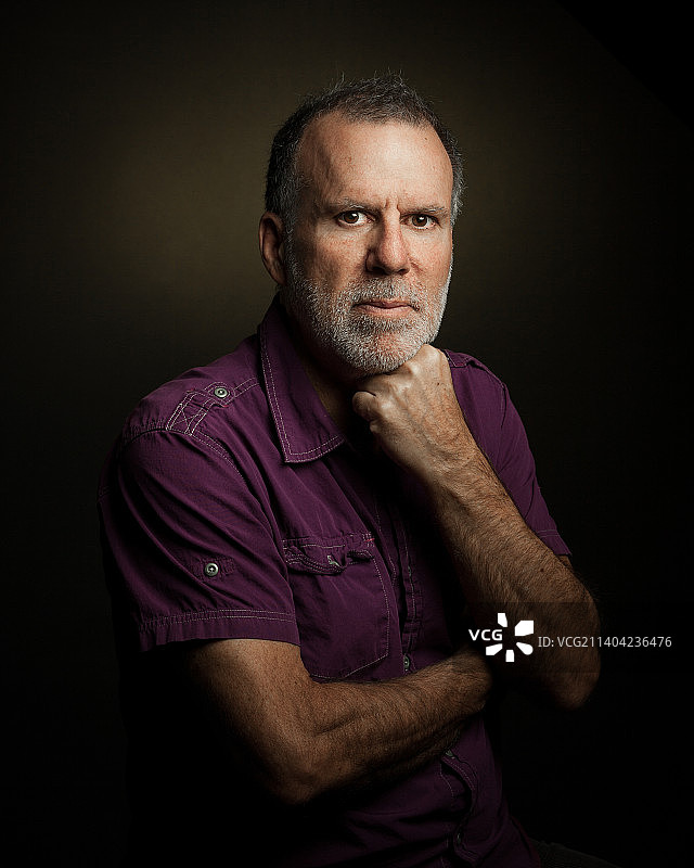 以黑色背景为衬托的男子肖像，加拿大安大略省渥太华图片素材