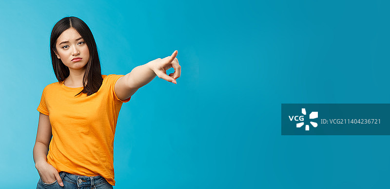 严肃傲慢不悦的亚洲人图片素材