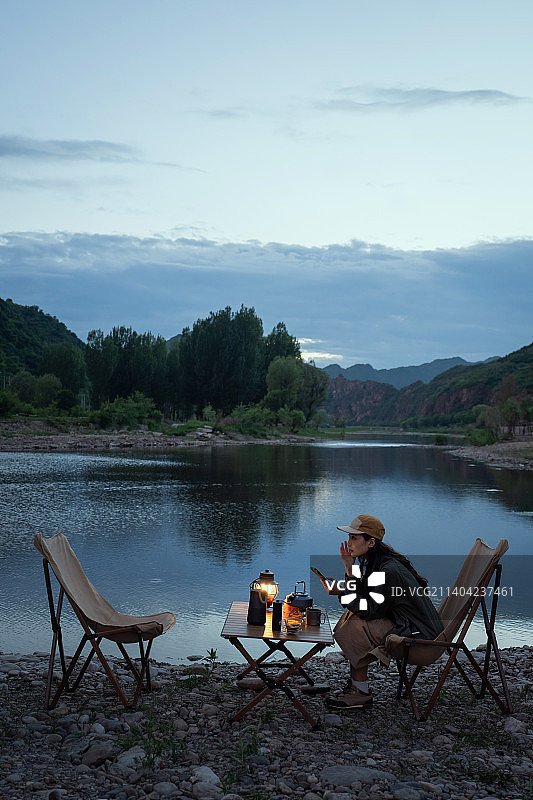 年轻女孩傍晚在野外露营图片素材