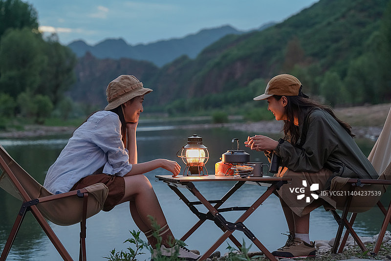 年轻女孩傍晚在野外露营图片素材