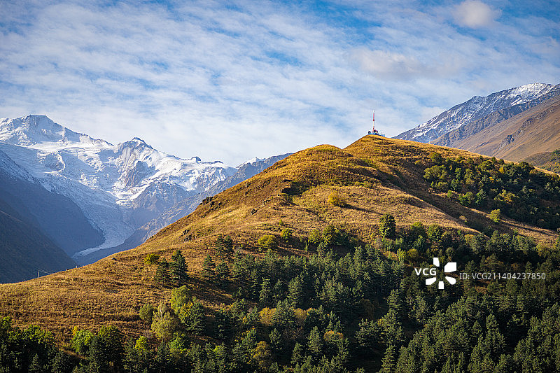 雪山映衬着天空的风景图片素材