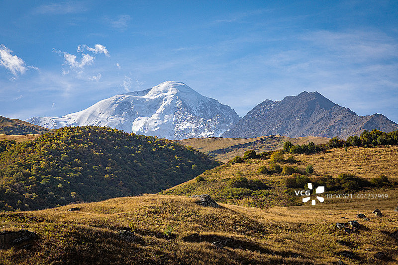 山对着天空的风景图片素材