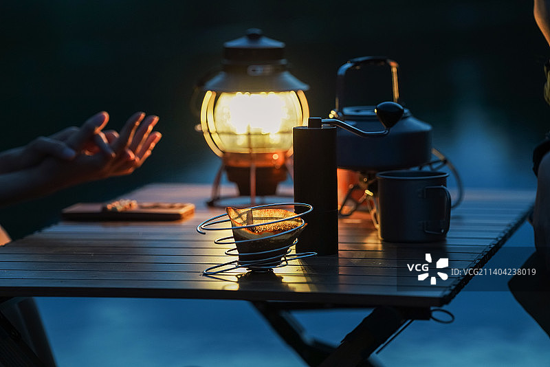 夜晚户外露营装备图片素材