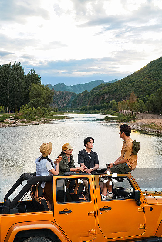 快乐的年轻朋友户外自驾游图片素材