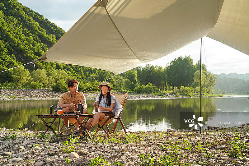 户外露营的年轻伴侣图片素材