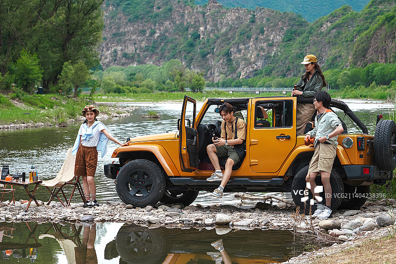 快乐的年轻朋友户外自驾游图片素材