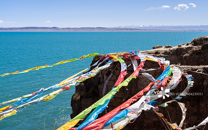 中国西北青海湖悬崖上的经幡图片素材