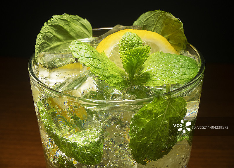 黑色背景下桌上的饮品特写图片素材