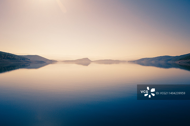 土耳其萨姆松日落时分的湖景图片素材