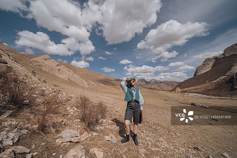 在中国大西北青海省天峻县石林草原旅游的女性游客图片素材