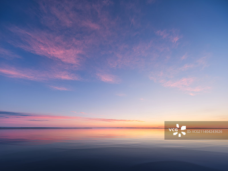 中国新疆维吾尔自治区阿勒泰地区福海县乌伦古湖天鹅湖水寨景区日出水平面倒影景观图片素材