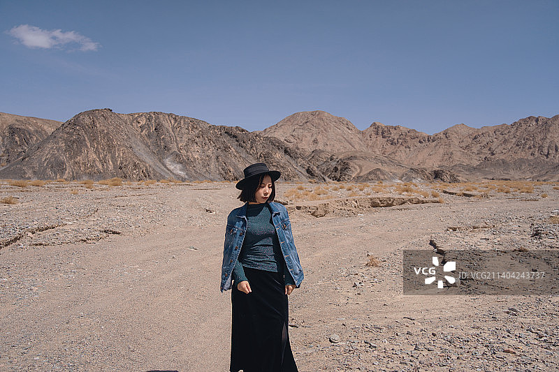 中国西北环线青海旅行的女性旅游者图片素材