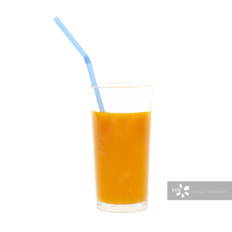 一杯分离在白色背景上，带有蓝色吸管的南瓜汁图片素材