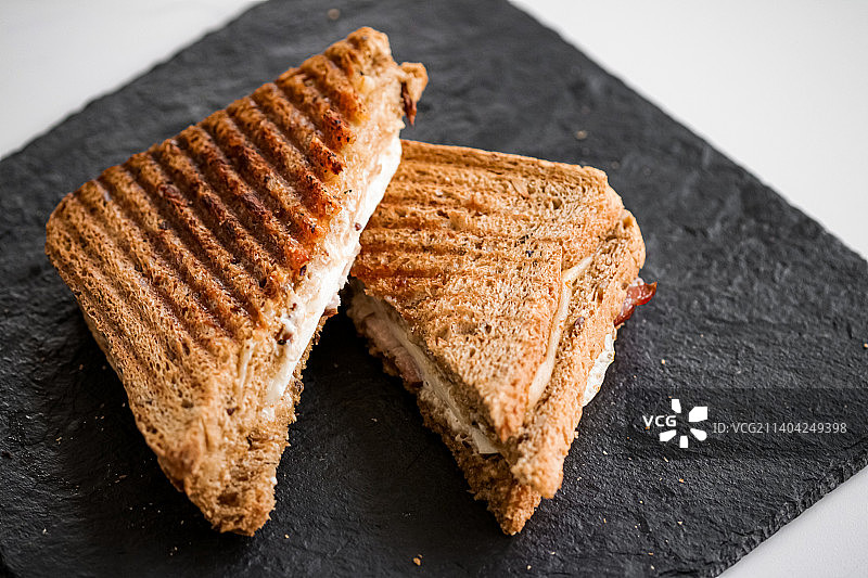 高角度的面包在桌子上图片素材