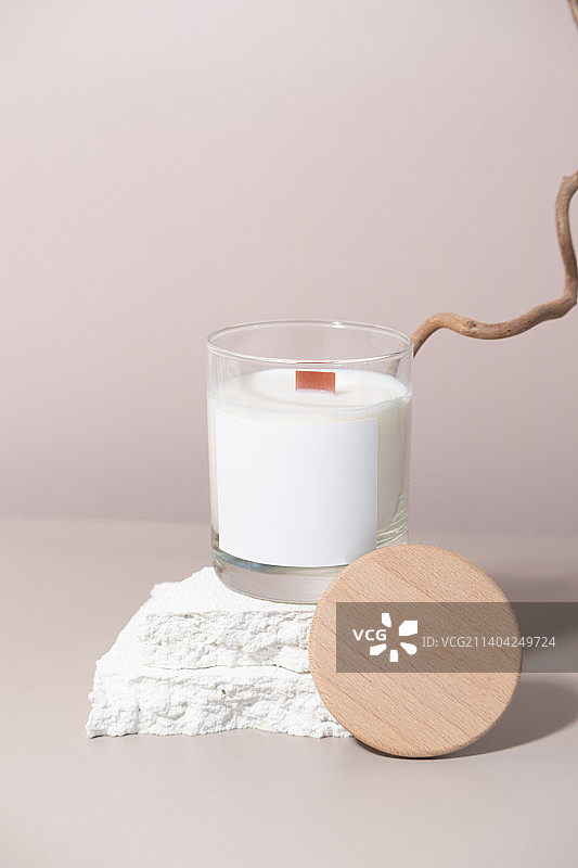 带白色标签和木盖的罐装蜡烛图片素材