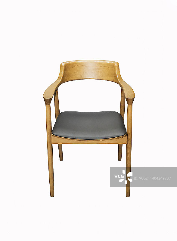 白色背景上的舒适木制扶手椅图片素材