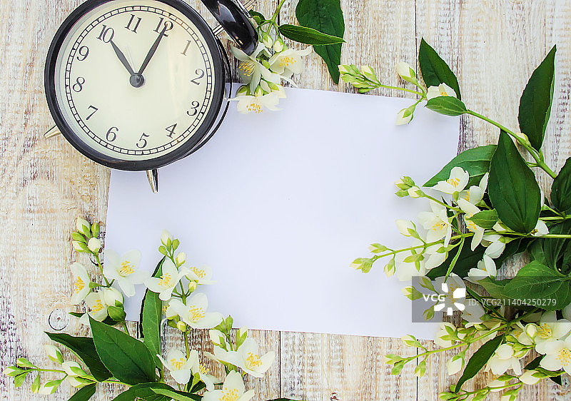 10小时闹钟与花朵图片素材